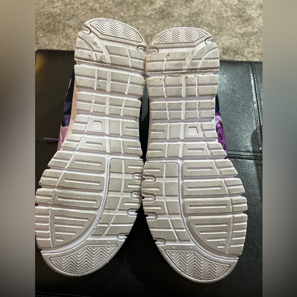 SIZE 9, WOMENS, PURPLE ROSE, TENNIS SHOES - Picture 6 of 6